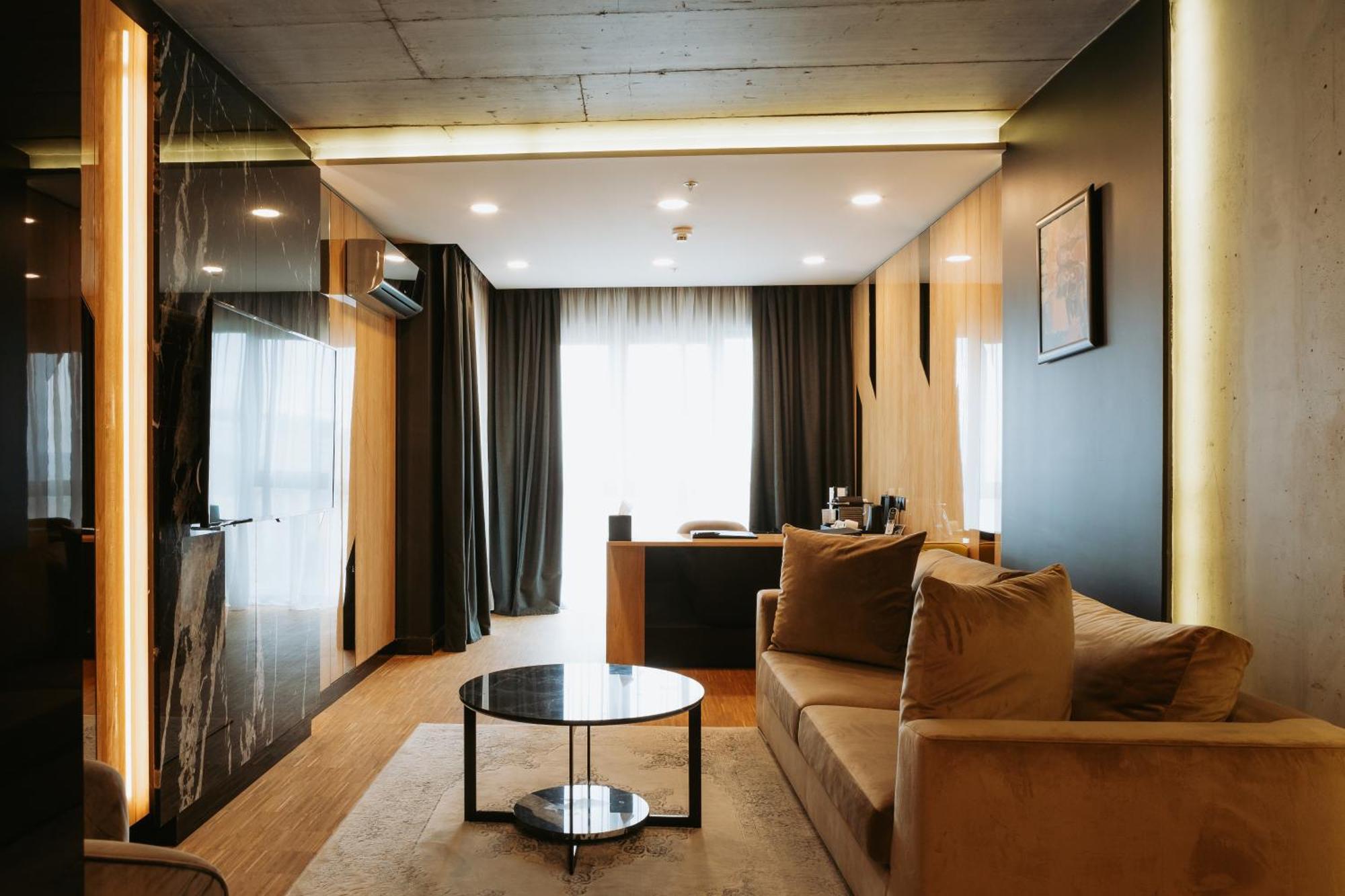 Hotel Platinia คลูจ-นาโปกา ภายนอก รูปภาพ A suite at the hotel