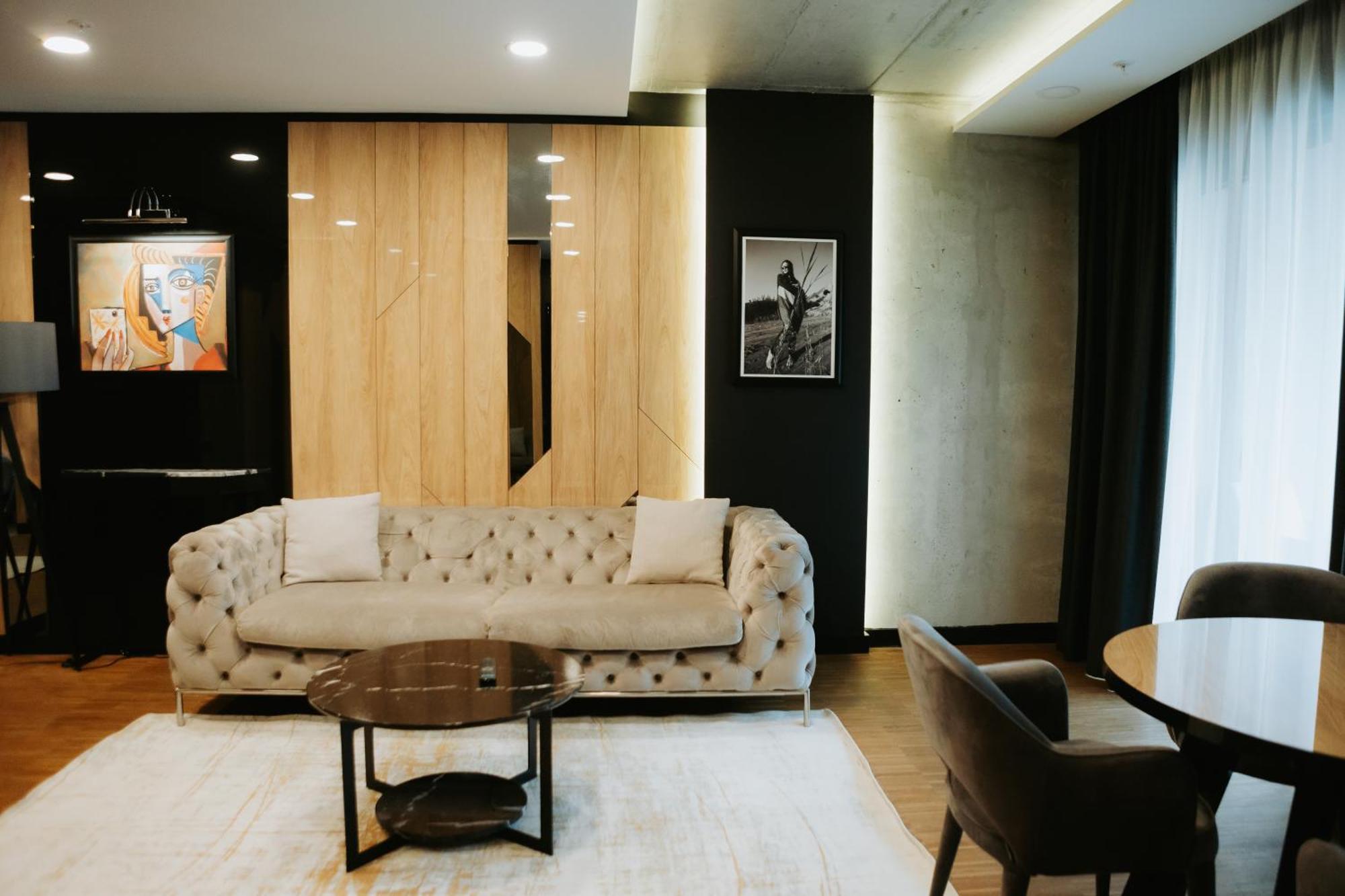 Hotel Platinia คลูจ-นาโปกา ภายนอก รูปภาพ The interior of the suite