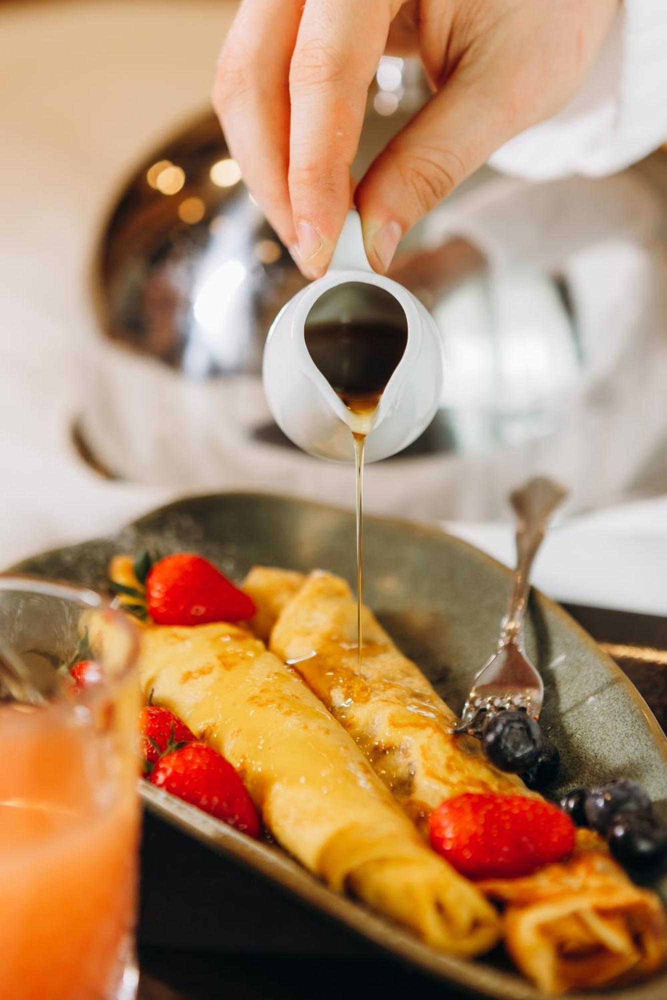 Hotel Platinia คลูจ-นาโปกา ภายนอก รูปภาพ Maple syrup being poured onto crêpes