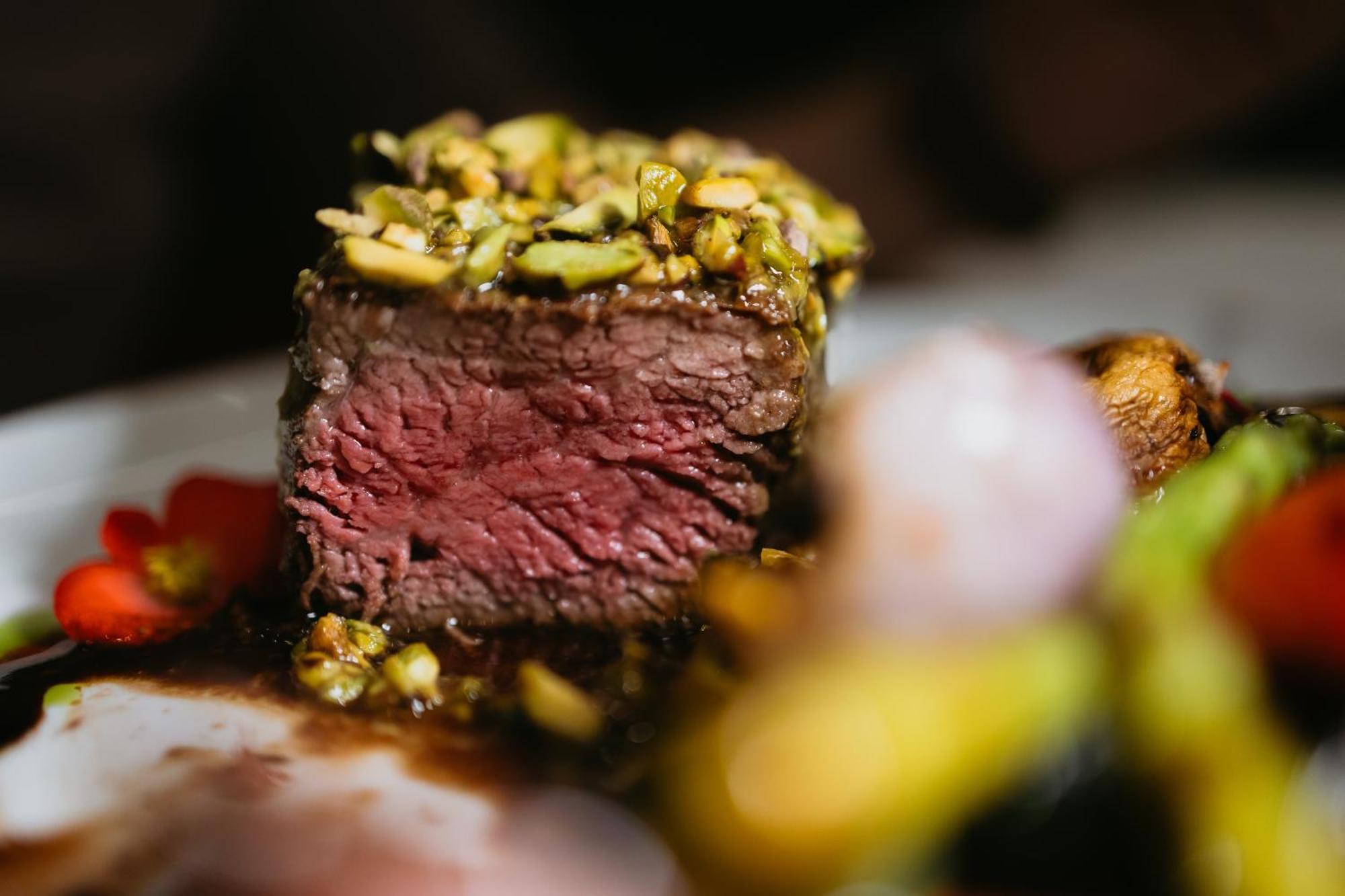Hotel Platinia คลูจ-นาโปกา ภายนอก รูปภาพ A pistachio crusted steak