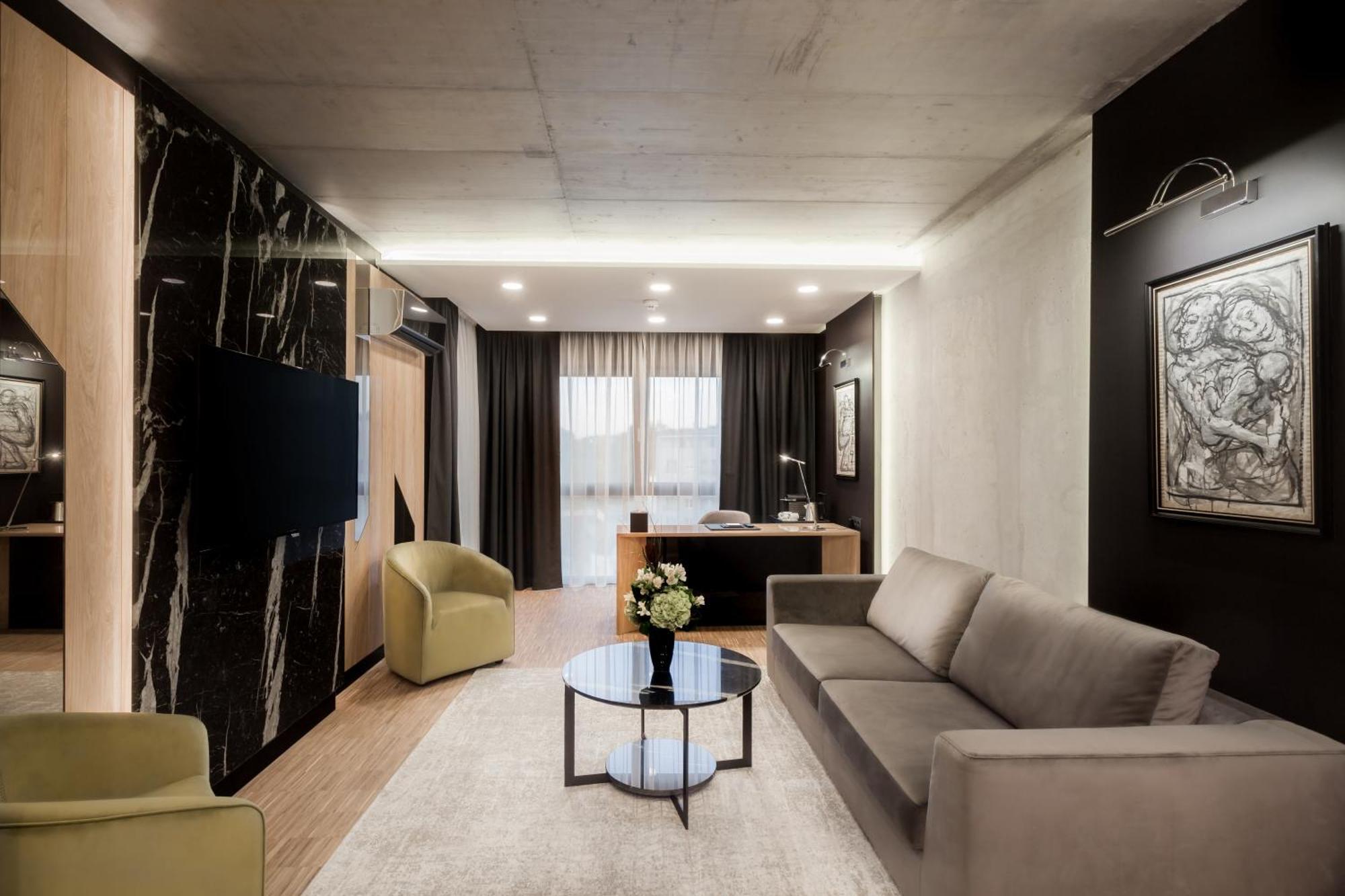 Hotel Platinia คลูจ-นาโปกา ภายนอก รูปภาพ The interior of the presidential suite