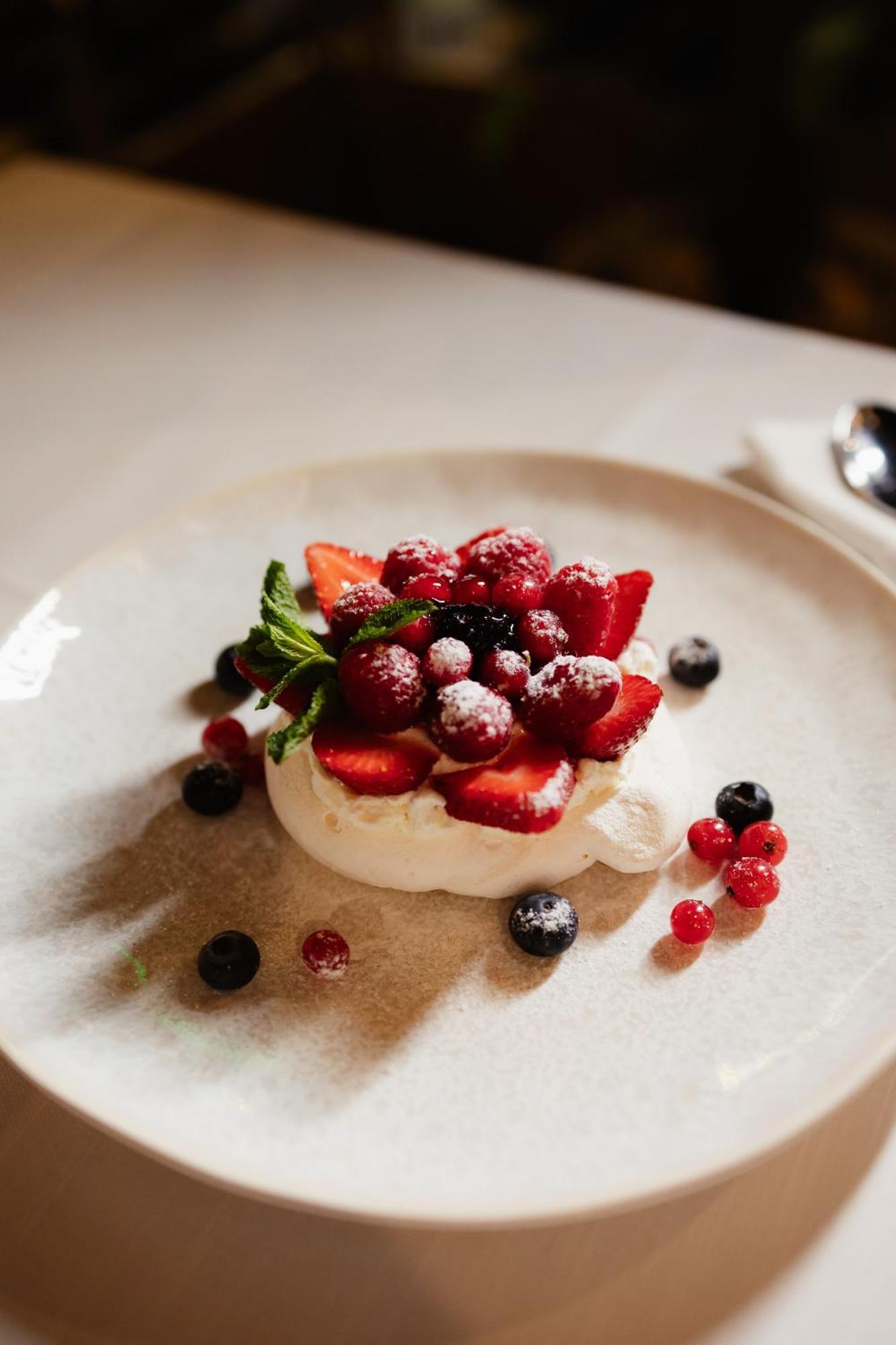 Hotel Platinia คลูจ-นาโปกา ภายนอก รูปภาพ Pavlova with mixed berries