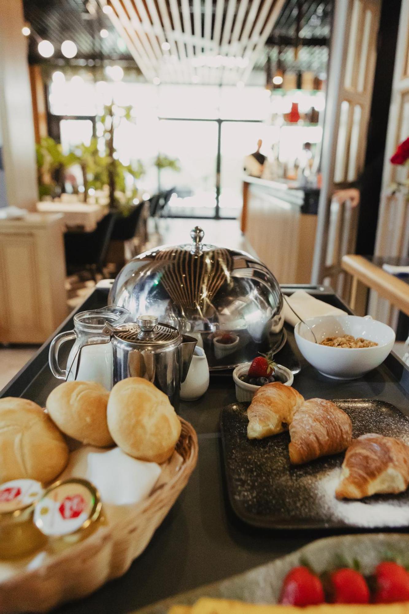 Hotel Platinia คลูจ-นาโปกา ภายนอก รูปภาพ A stainless steel tea pot