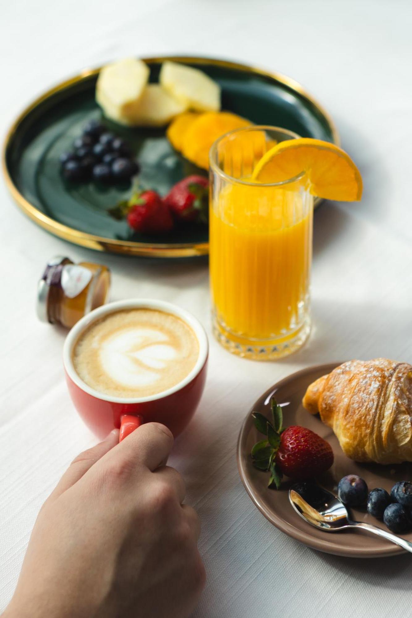 Hotel Platinia คลูจ-นาโปกา ภายนอก รูปภาพ A typical continental breakfast