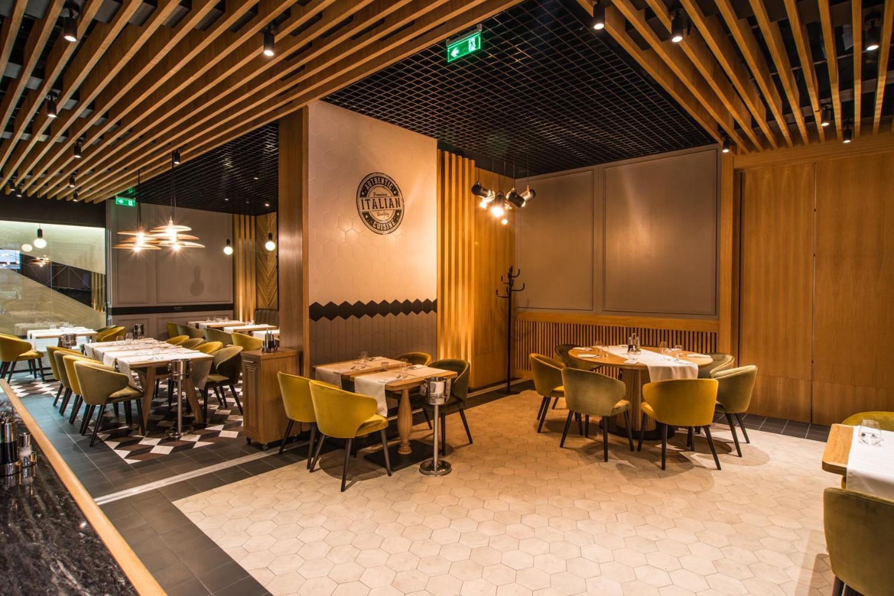 Hotel Platinia คลูจ-นาโปกา ภายนอก รูปภาพ Restaurant in the airport