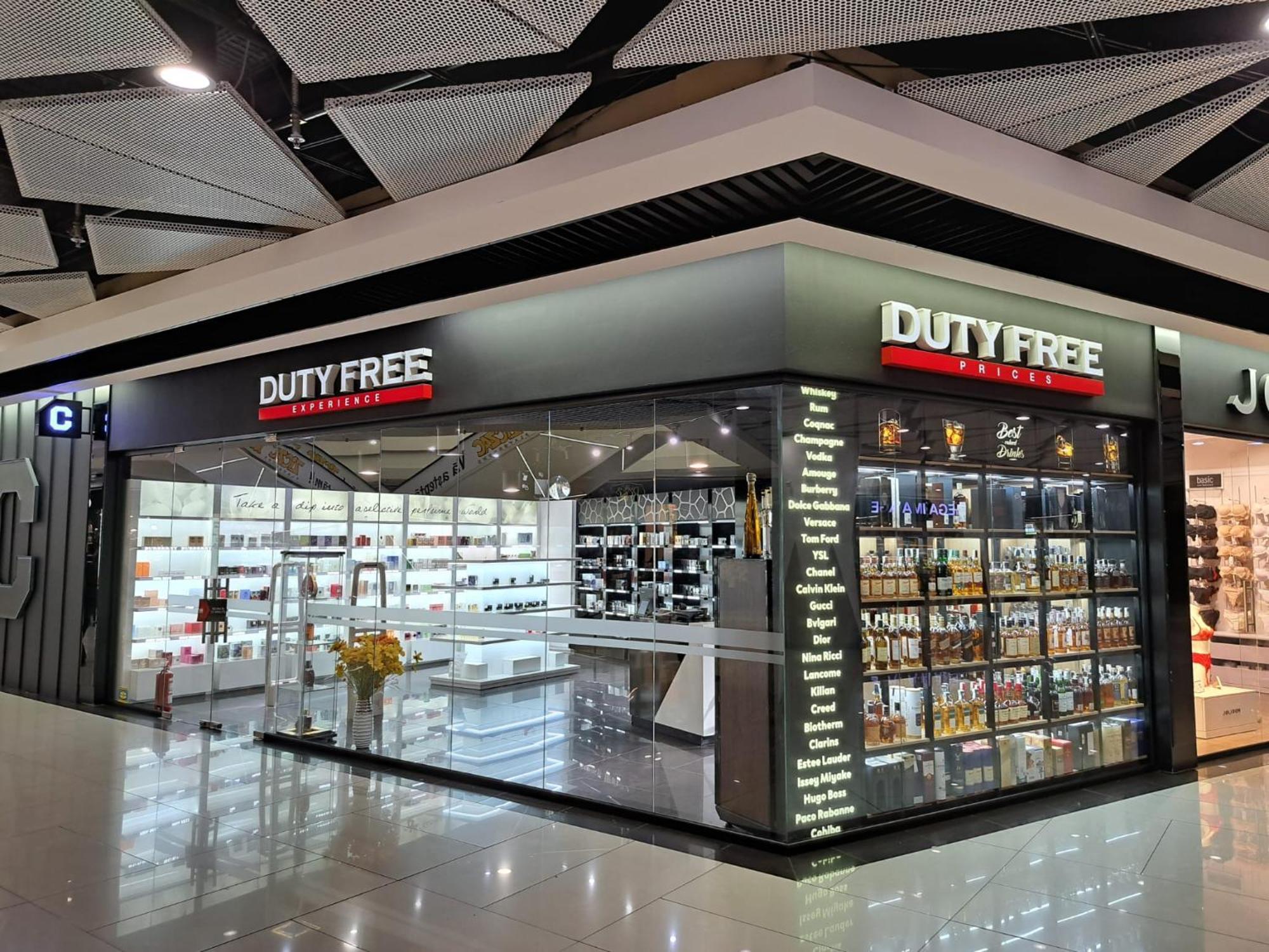 Hotel Platinia คลูจ-นาโปกา ภายนอก รูปภาพ Duty Free at the airport