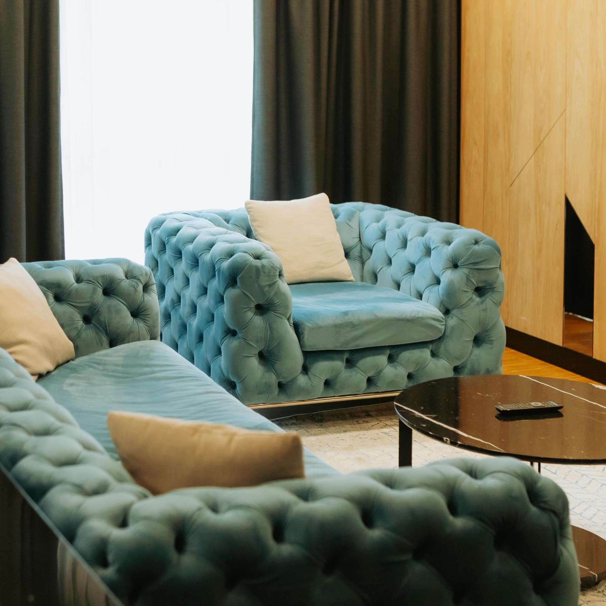 Hotel Platinia คลูจ-นาโปกา ภายนอก รูปภาพ A blue velvet Chesterfield sofa